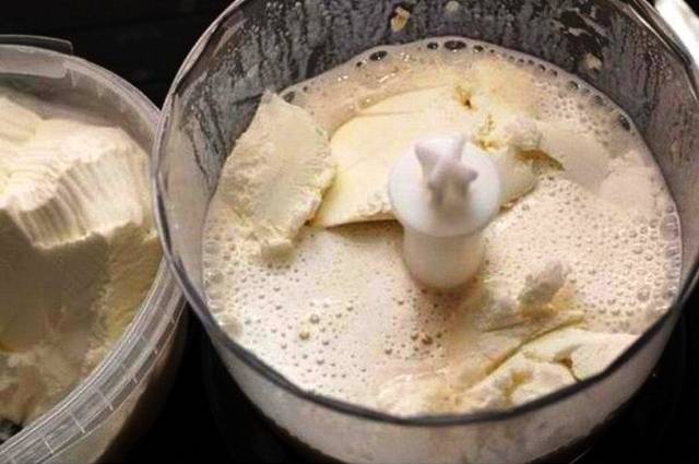 Взбейте в блендере мороженое с молоком. 