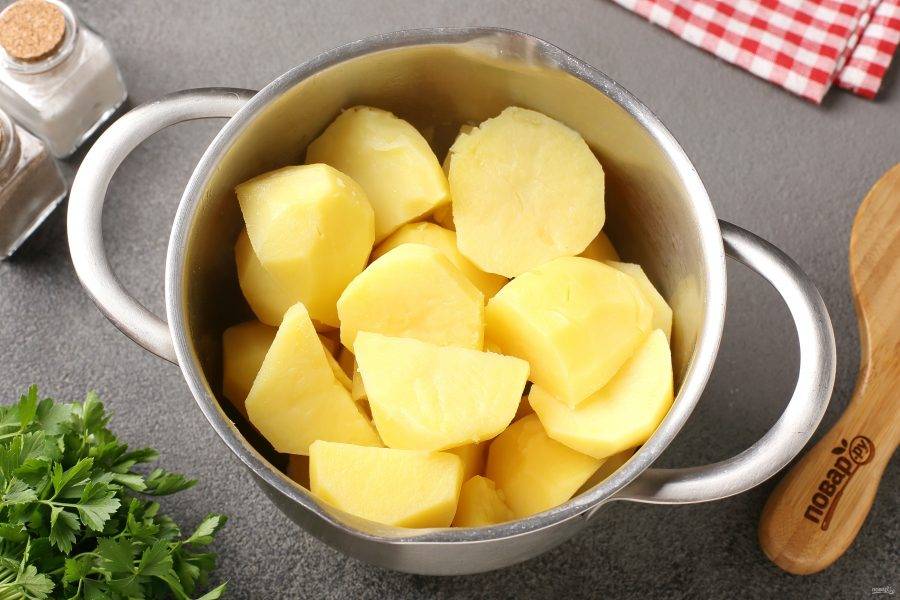 С готового картофеля слейте воду.