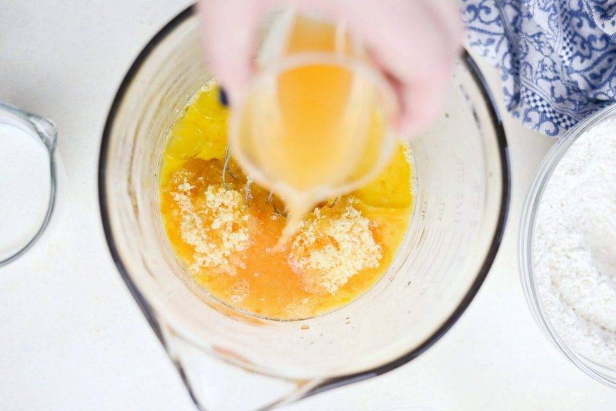 5. Затем яйца перемешайте с цитрусовым сахаром, ванильным экстрактом, соком, маслом и яблочным соусом.