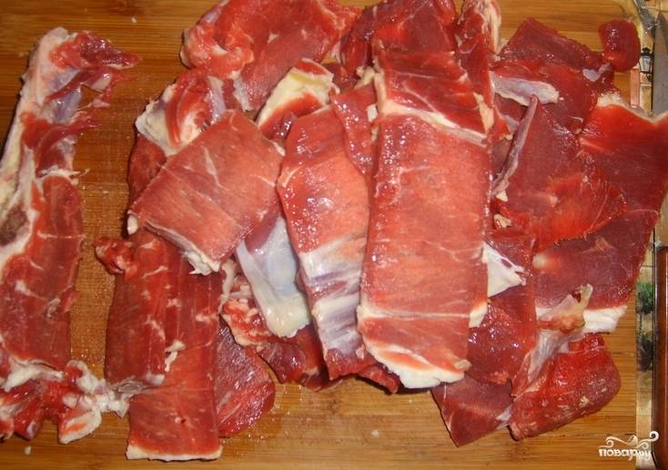 Для начала нарезаем говядину на порционные куски шириной около 1 сантиметра. 