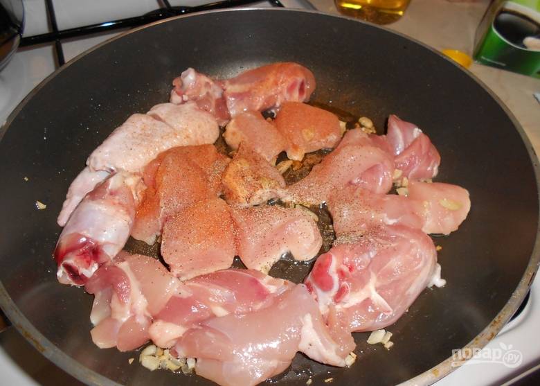 Выкладываем куриную грудку, порезанную кусочками. Обжариваем, посолив и поперчив по вкусу.