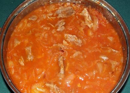 Добавляем к мясу тертые огурцы и заливаем все водой так, чтобы жидкость полностью накрывала все ингредиенты. Тушим говядину на медленном огне в течение 30 минут.