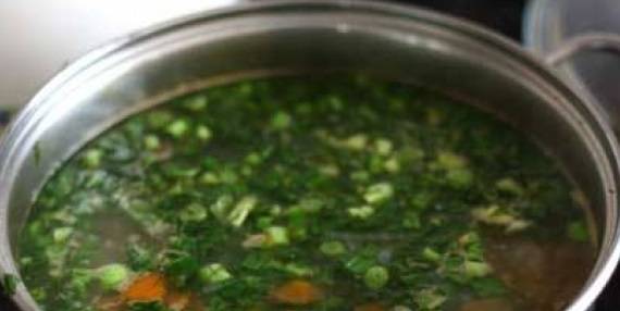 4. Опускаем зелень в суп, варим еще несколько минут и снимаем с огня. Даем супу настояться под крышкой 10-15 минут.