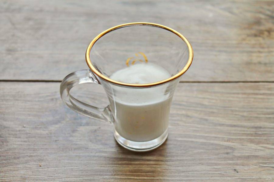 В кофейную чашку переложите молочную пенку на 40% высоты.