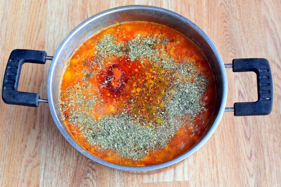 Добавьте в суп куркуму, паприку, свежую или сухую зелень кинзы. Перемешайте суп, накройте крышкой и отключите нагрев. Дайте супу постоять 15-20 минут.