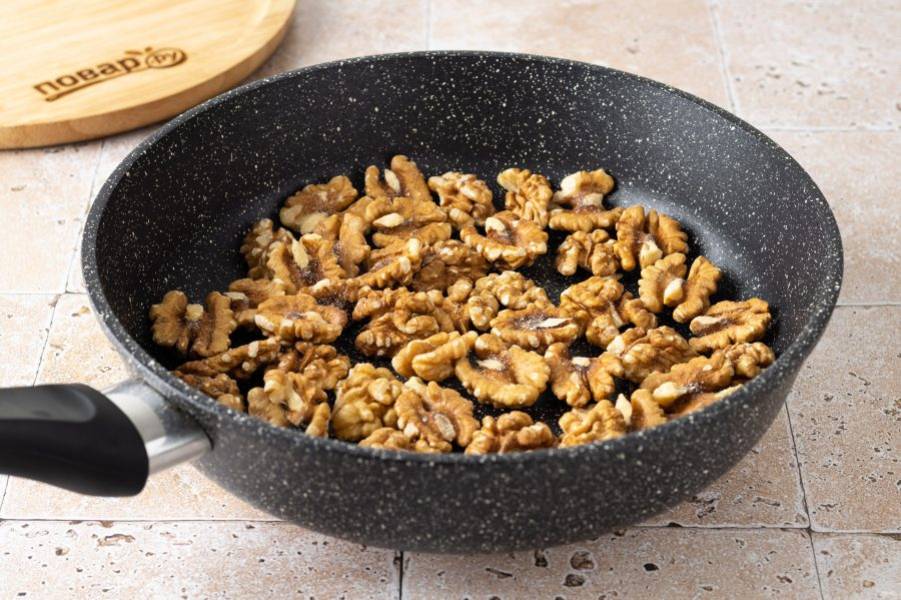 Грецкие орехи слегка подсушите в сковороде.