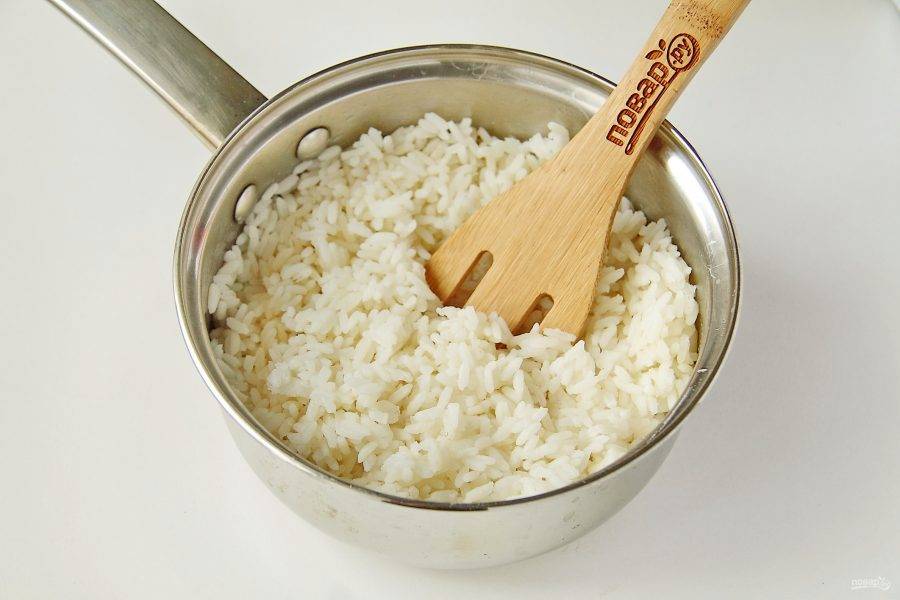Рис промойте и отварите его в подсоленной воде до готовности.
