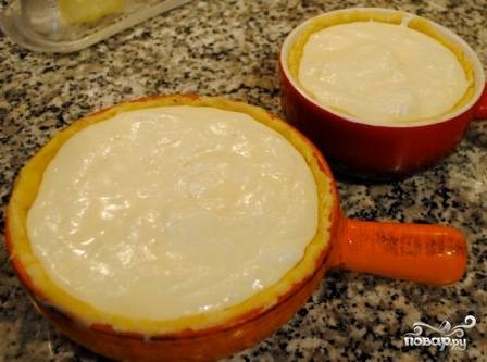 Выкладываем сырную начинку в формы, выпекаем в разогретой до 180 градусов духовке 50 минут.