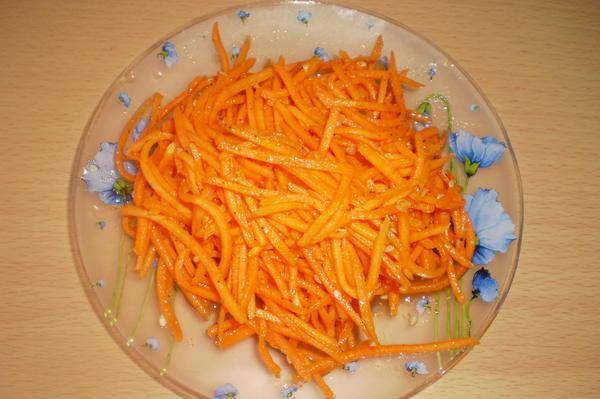Морковь нарезаем соломкой или трем на терке для корейской моркови. Выкладываем морковь на сковороду и так же жарим до мягкости.