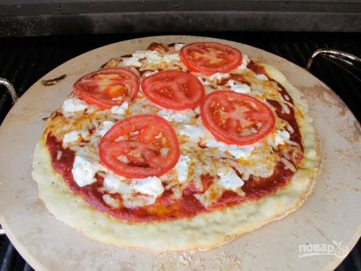 7. Отправьте пиццу запекаться на 11 минут на гриль.