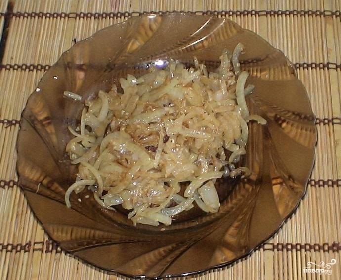 4.	Луковицу очищаем и нарезаем кусочками. Сковороду ставим на огонь и обжариваем на ней лук с добавлением кунжута.