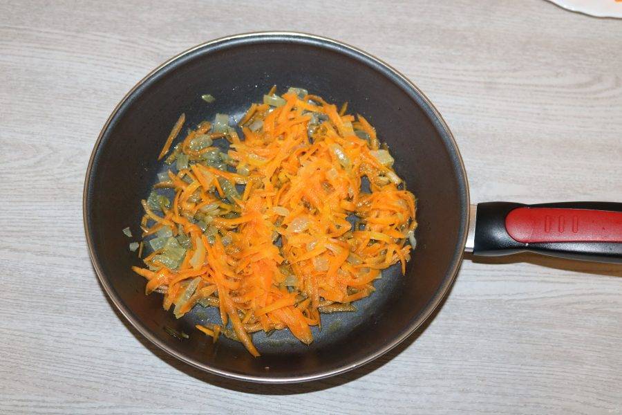 Лук нарежьте кубиками, морковь натрите на крупной тёрке. В сковороде обжарьте лук с морковью, с добавлением небольшого количества масла.
