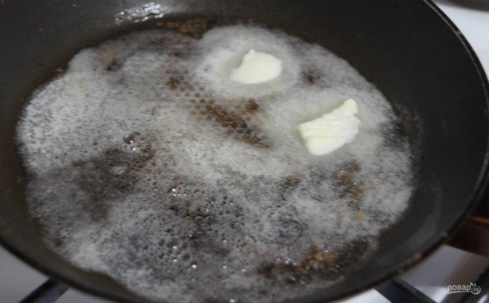 5.	Сковороду ставлю на огонь и кладу кусочек сливочного масла, растапливаю его.