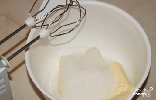 Масло размягчите при комнатной температуре. Взбейте его в миске с 200г сахара.
