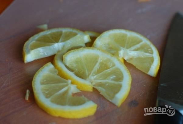 2. Половину лимона нарежьте дольками, а из второй выжмите пару ложек сока. 