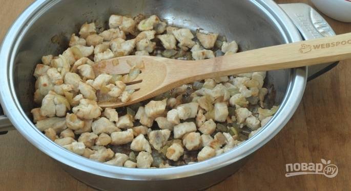 Вымойте и обсушите индюшиное филе. Зачистите его от пленок. Нарежьте мелкими кубиками, которые обжарьте до золотистого оттенка на сковороде с добавлением растительного масла и рубленого репчатого лука. 