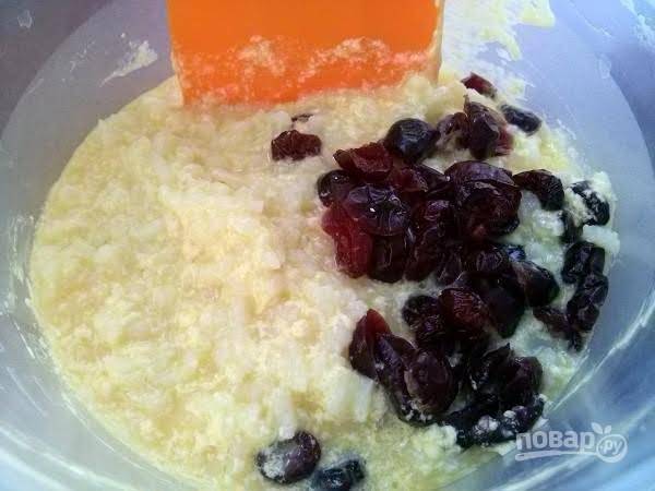 Вмешайте рисовую кашу и  промытую вяленую клюкву (или изюм).