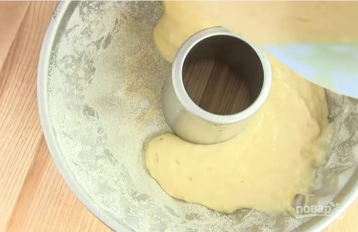 5. Форму для кекса смажьте растительным или сливочным маслом. Бока присыпьте манной крупой или мукой, вылейте тесто в форму.