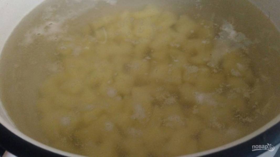 1. Чистим и нарезаем картофель, тщательно моем и заливаем водой. Ставим на огонь и доводим до кипения (не забудьте снять пенку). Пока закипает картофель нашинкуем все овощи и сосиски.