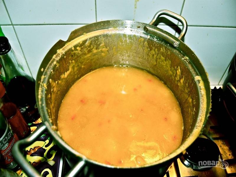 Когда все овощи в супе станут мягкими, приправьте суп по вкусу солью, перцем и мускатным орехом.
