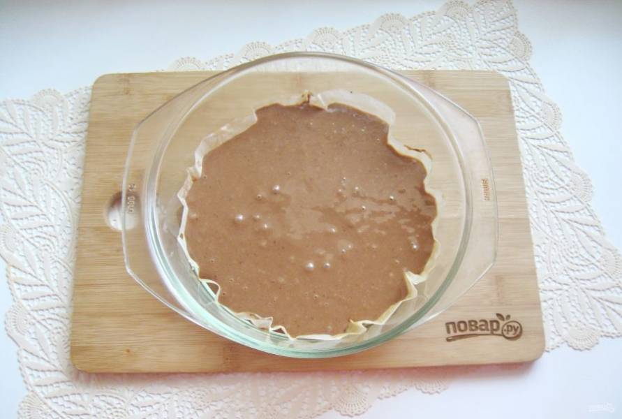 Вылейте тесто в форму для микроволновки. Смажьте форму маслом или постелите бумагу для выпечки.
