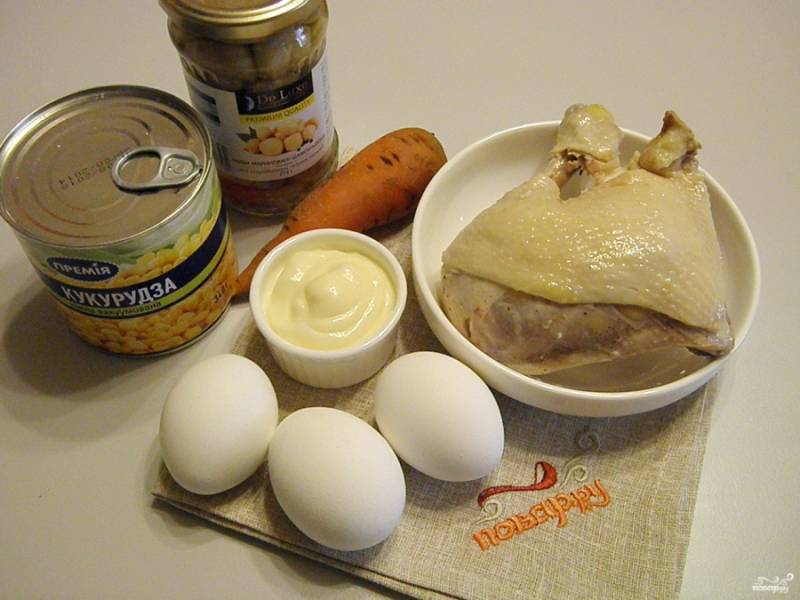 Для салата отварите кусочек куриного филе или окорочек, морковь и яйца. Все остудите.