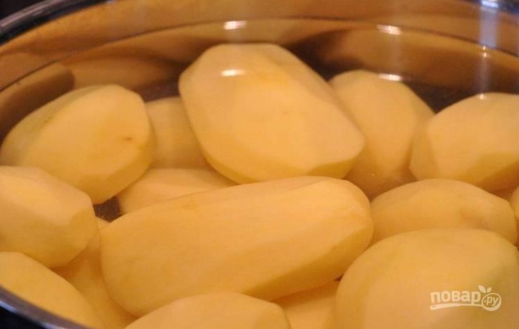 Картофель промываем, очищаем и кладем в воду, чтобы не потемнел.