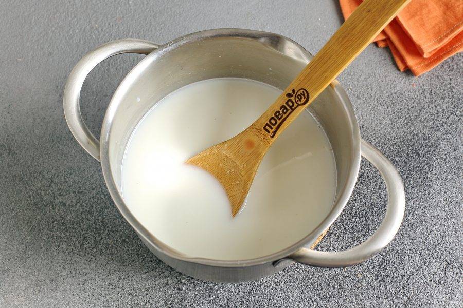 В небольшом количестве молока разведите крахмал. Добавьте оставшееся молоко, растворенный крахмал и сахар к рису.