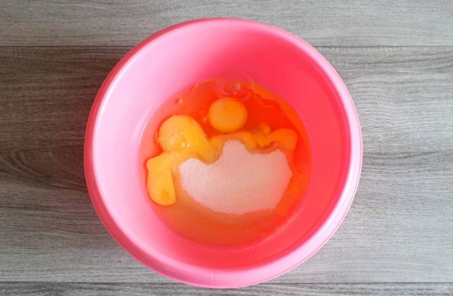 В чаше соедините яйца с сахаром.