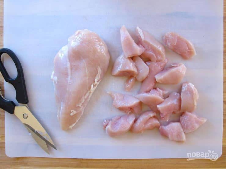 1. Курицу нарежьте одинаковыми кусочками в 5-6 см длиной. Смажьте каждый солью и перцем.