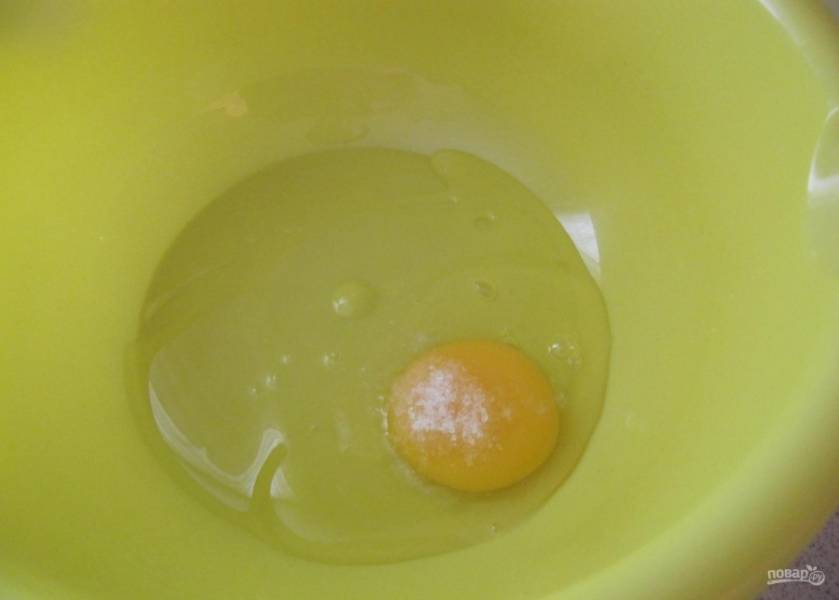 7.	В миску вбиваю яйцо, добавляю 1 щепотку соли, тщательно перемешиваю.
