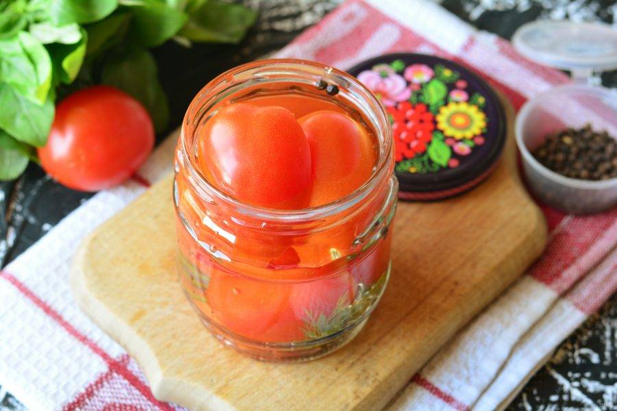 Залейте помидоры повторно горячим рассолом.