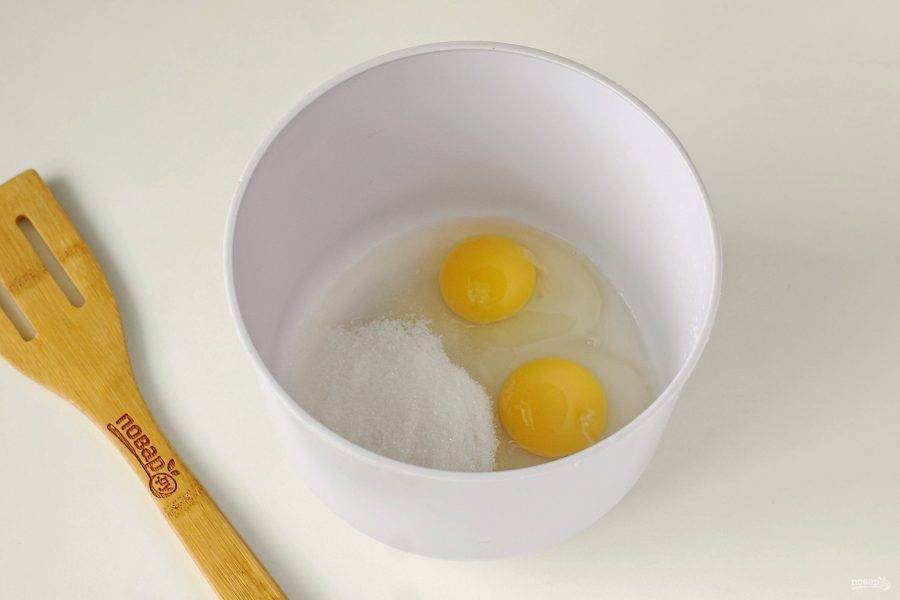 В глубокой миске соедините яйца, сахар и соль.