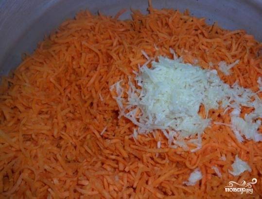 1. Сначала разделите чеснок на зубчики и очистите его. Помойте и очистите морковь. Натрите ее на крупной терке. Измельчите чеснок и добавьте его к тертой моркови.