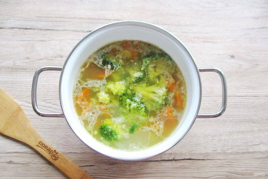 Брокколи ополосните и если крупные разберите на соцветия. За 5-7 минут до окончания приготовления супа выложите брокколи в кастрюлю.