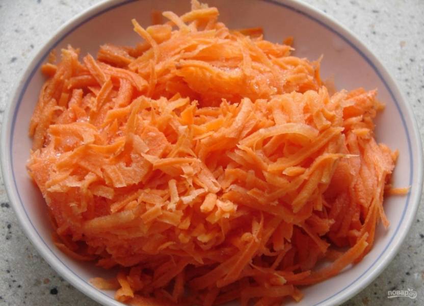 4.	Морковь чищу и мою, измельчаю с помощью крупной терки.