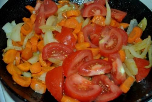 В том же масле обжариваем сначала лук до прозрачности,чеснок и морковь, затем добавляем нарезанный помидор. Обжариваем некоторое время, пока помидор не даст сок, добавляем чуть-чуть воды, тушим 5 минут.

Перекладываем овощи в казан к мясу, добавляем кориандр и мускатный орех, перчим, солим. Выкладываем чернослив, перемешиваем как следует, ставим на огонь. 10 минут обжариваем, затем доливаем воды, в которой замачивался чернослив, и тушим в течение часа.