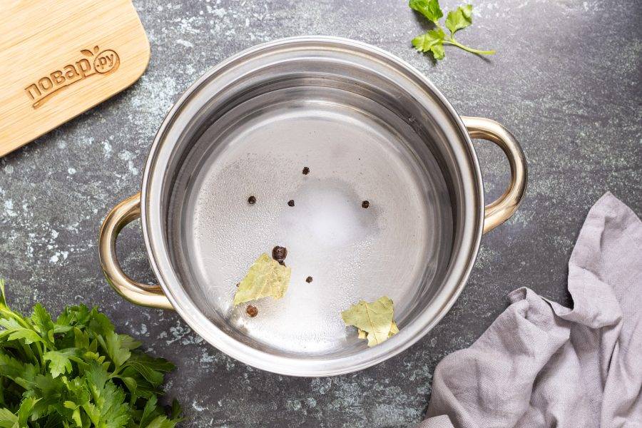 Для маринада вскипятите воду со всеми специями, солью, сахаром и уксусом. Проварите пару минут.