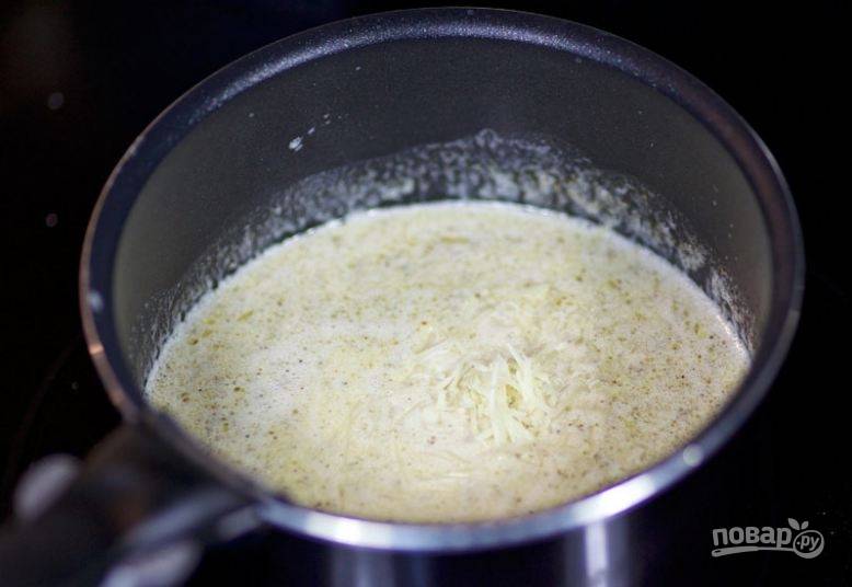 7. В сливочный соус добавьте тертый сыр и хорошо перемешайте.