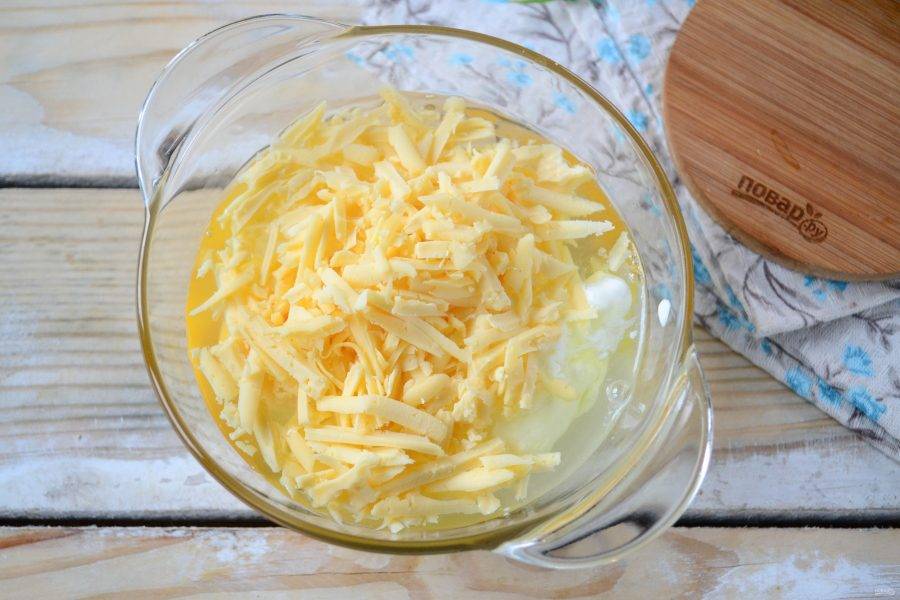 Яйца смешайте со сметаной и натертым на крупной терке сыром.