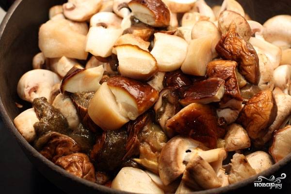 Лесные грибы в сметане на сковороде