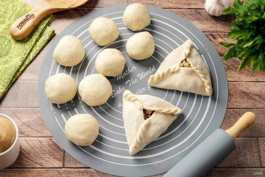 Швы тщательно защипните "косичкой" или "верёвочкой", иначе в процессе выпечки пирожки могут развалиться.