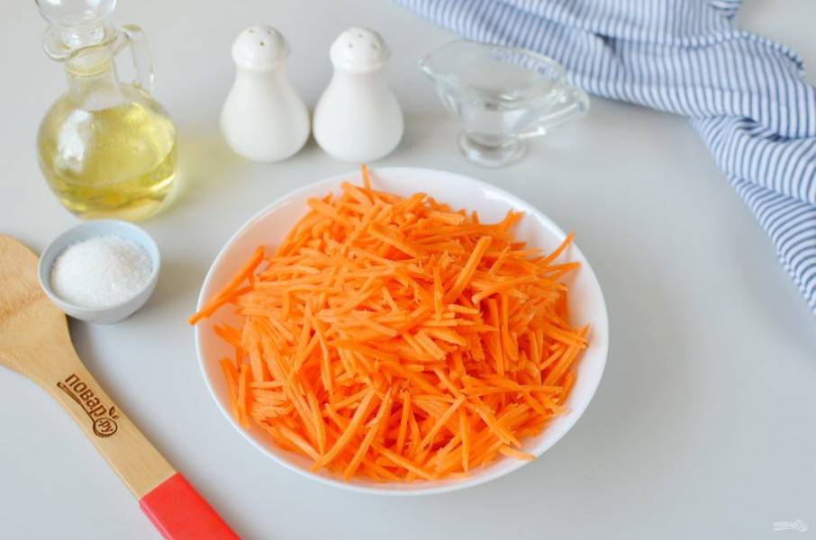 Морковь очистите и натрите на крупной терке.