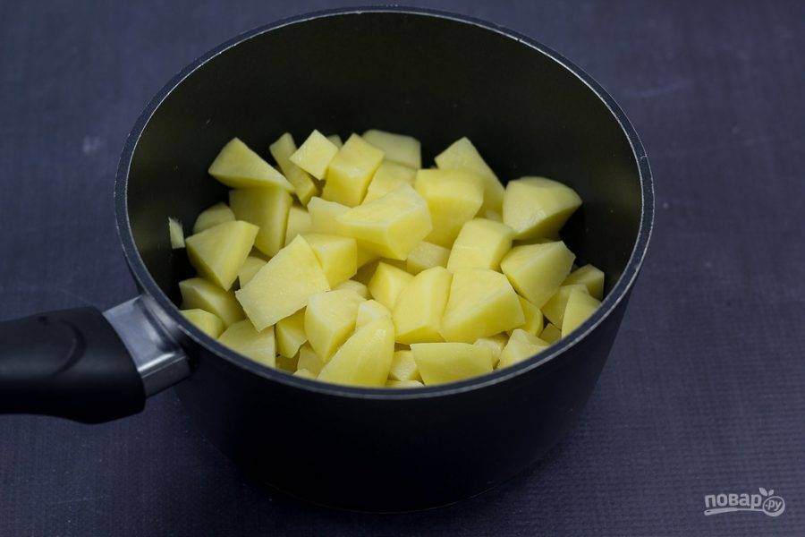 1. Сначала почистите и помойте картофель. Нарежьте его небольшими кубиками.