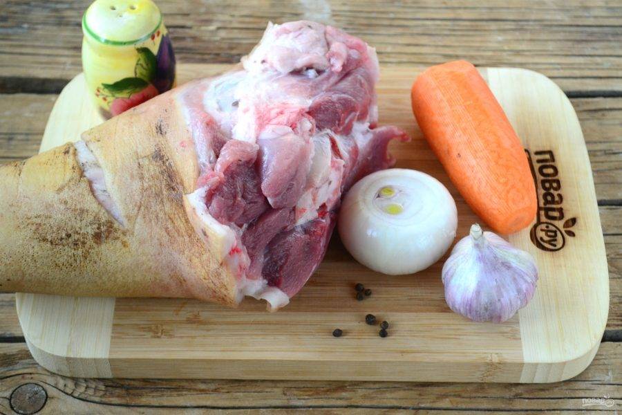 Холодец из свиной рульки, говядины и курицы - рецепт с фото пошагово