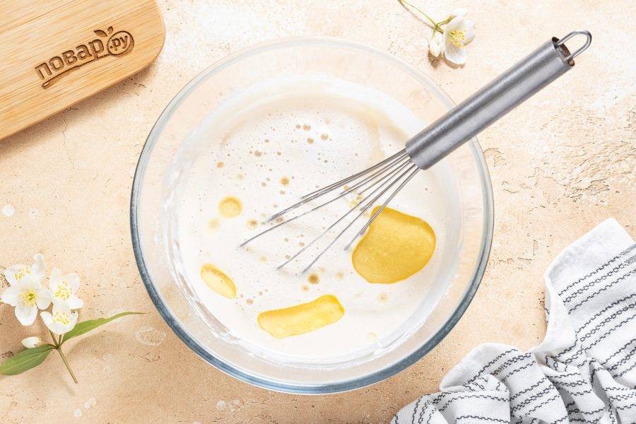 Добавьте опару и растительное масло. Еще раз перемешайте.