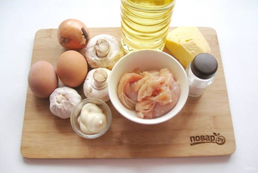 Подготовьте все продукты для приготовления салата.