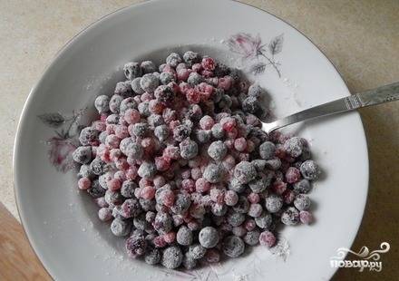 Вымытые и обсушенные ягоды смородины перемешиваем с сахаром и крахмалом.