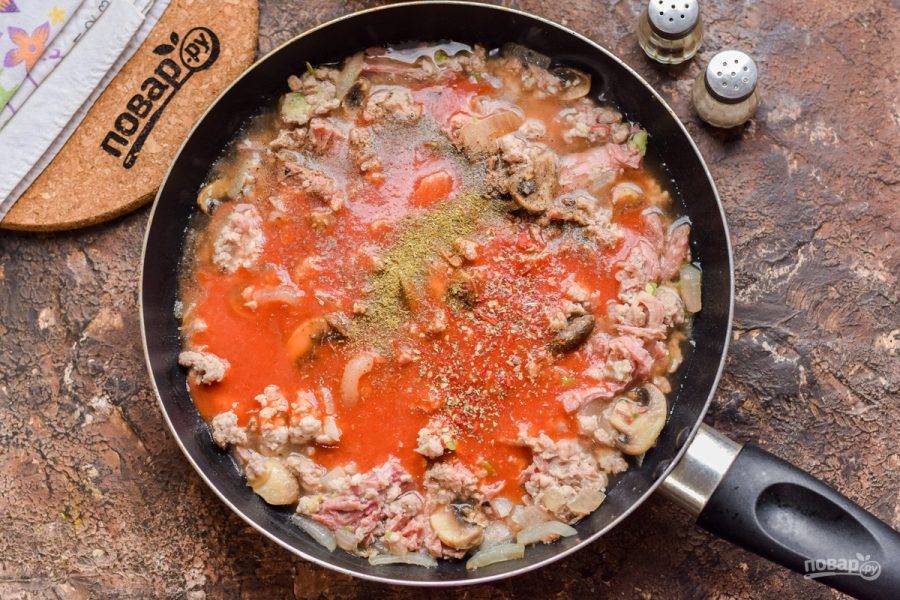 Добавьте в сковороду томатный соус, все специи. 