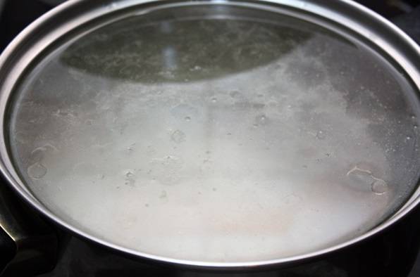 Для приготовления маринада закипятите воду, добавьте соль с сахаром, проварите до полного их растворения, влейте растительное масло с уксусом. Оставьте маринад остывать.
